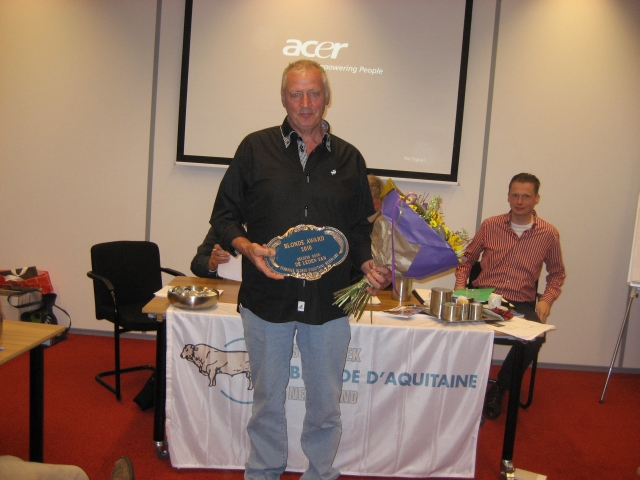 Dick Ruessink winnaar Blonde Award, Damy Story benoemd tot erelid.