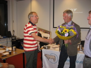 Wim Bakker ontvangt fraaie foto van Bakersfield Regina