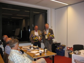 Huub Oosterom (l) en Damy Story werden bedankt voor hun bijdrage aan de tentoonstellingscommissie