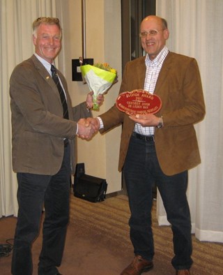 Winnaar Henk Tessemaker (rechts) ontvangt van voorzitter Ed Neerincx de Blonde Award 2011.