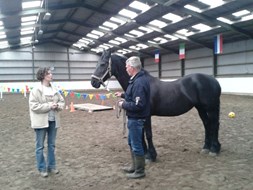 Margreet Noordanus (l) legt uit aan onze voorzitter wat de bedoeling is