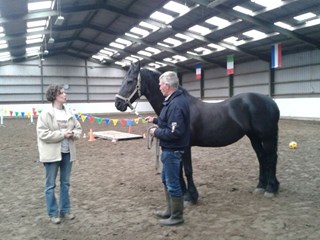 Margreet Noordanus (l) legt uit aan onze voorzitter wat de bedoeling is