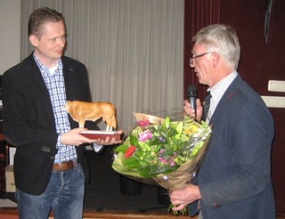Mark vdStreek ontvangt cadeau van de voorzitter Ed Neerincx