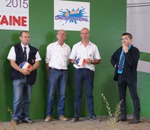 Ton Hartman en Peter Thissen (midden) met hun prijs