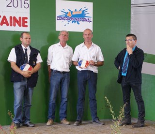 Ton Hartman en Peter Thissen (midden) met hun prijs