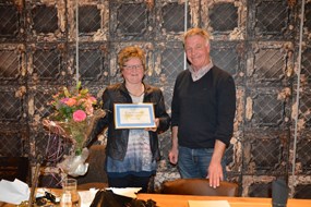 b Ed Neerincx reikt  oorkonde uit aan Trudy 25 jaar bestuurslid