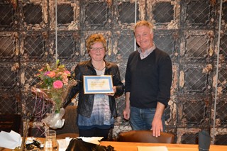 b Ed Neerincx reikt  oorkonde uit aan Trudy 25 jaar bestuurslid
