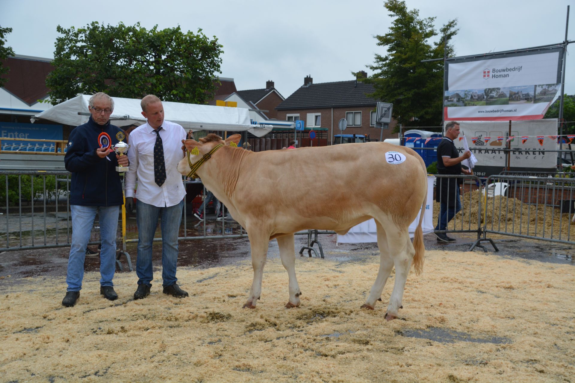 Jubileum volop gevierd in Enter met goede keuring van de Blondes