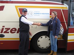 2Aanbieding stamboeklogo op de bus