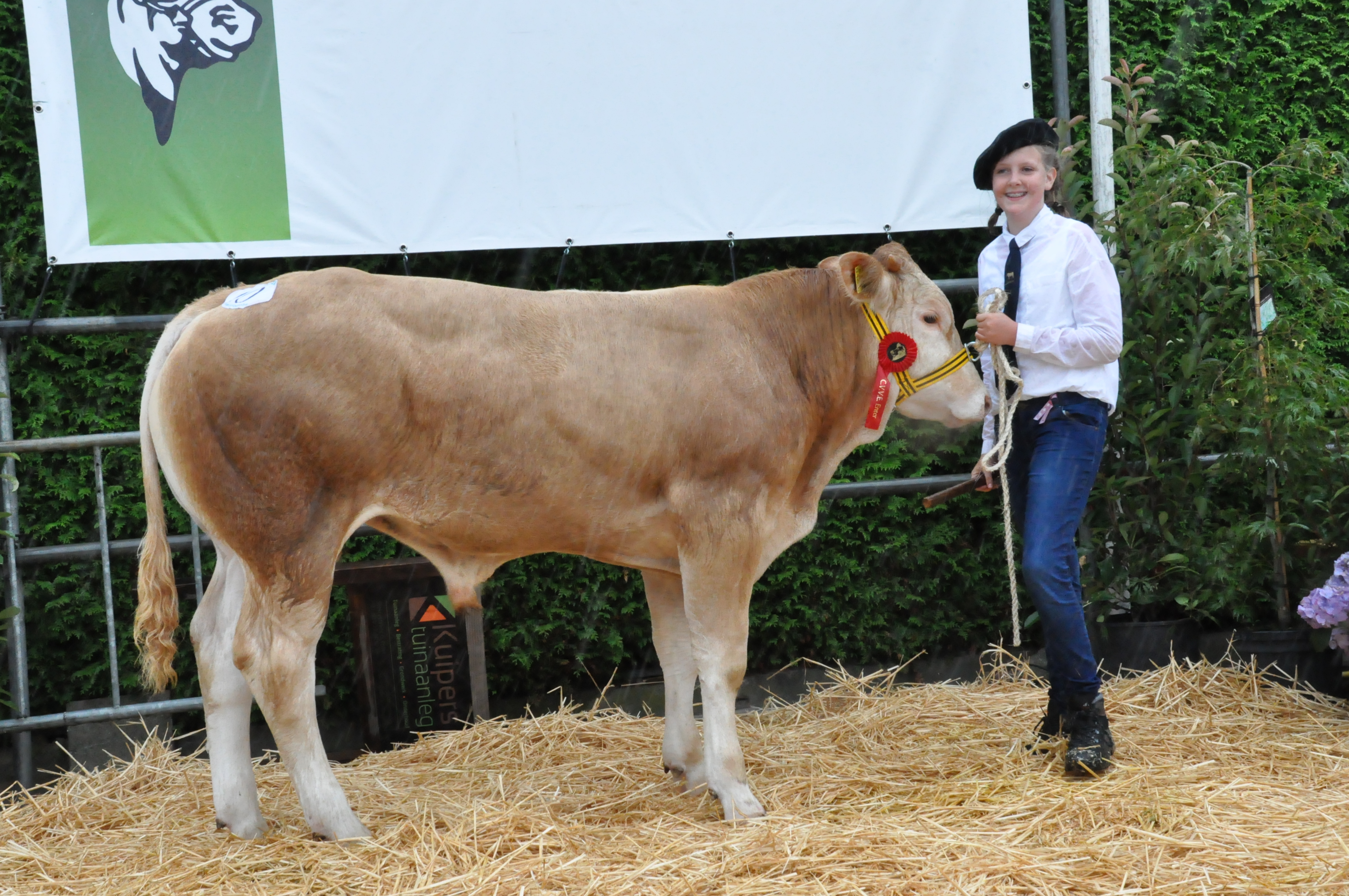 Jong en gek op Blond, Laura Pierik