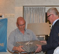 Huub Oosterom ontvangt cadeau