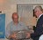 Huub Oosterom ontvangt cadeau