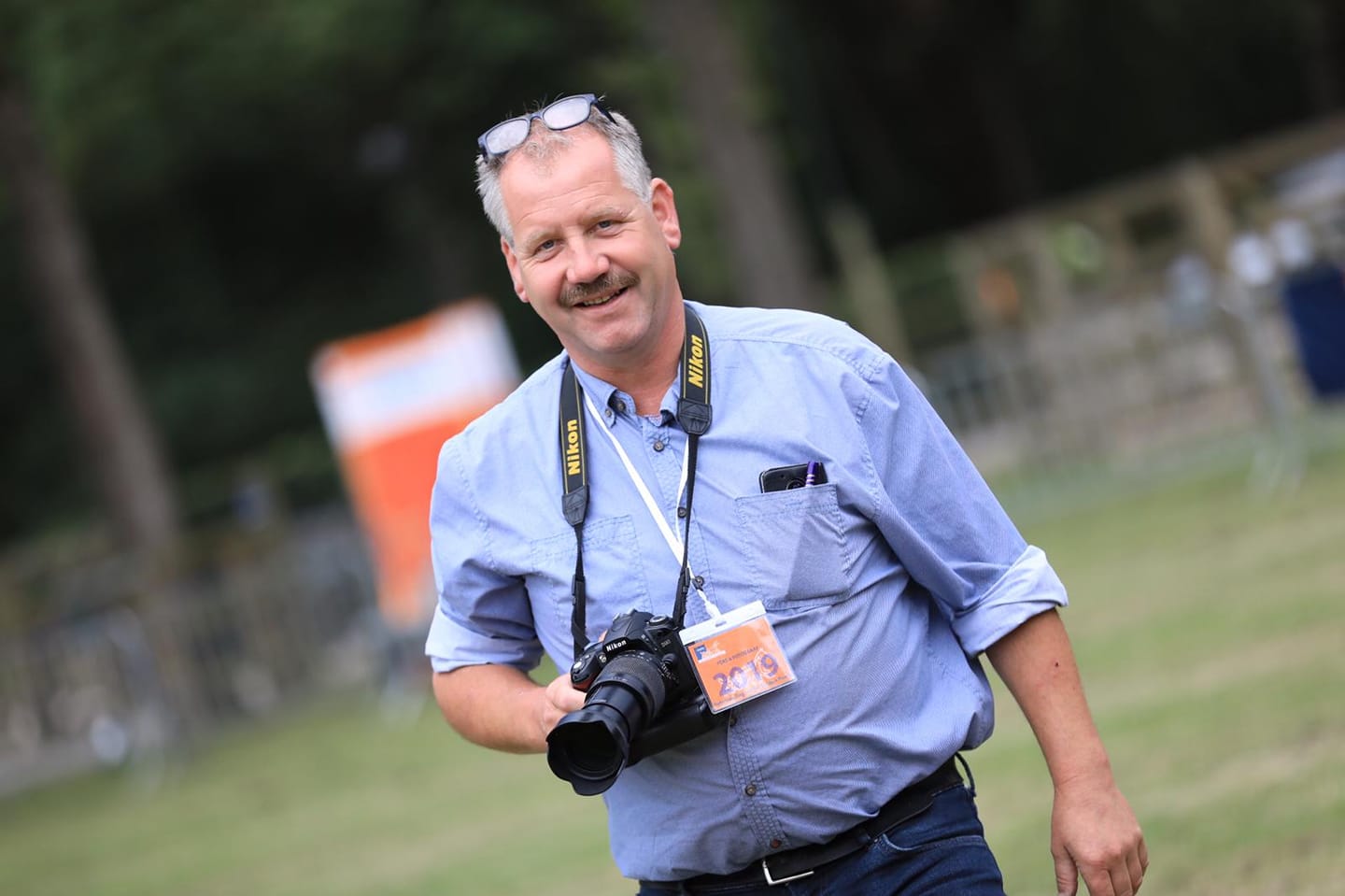 Onze sticker BLONDES BOEREN BETER jury