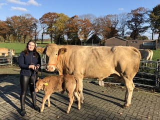 Charlotte Tielbeke met Jorien en haar kalf