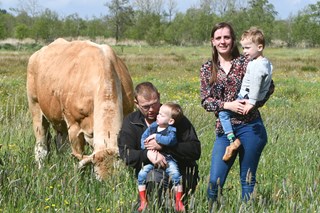 Haaije en Doreen Sikkema met hun beide kinderen