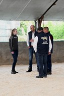Koekange  Lotte Hulsman helpt de ringmeester