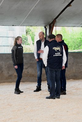Koekange  Lotte Hulsman helpt de ringmeester