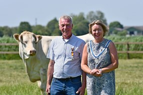 Ed Neerincx en burgemeester R.P. Hoytink-Roubos