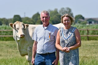 Ed Neerincx en burgemeester R.P. Hoytink-Roubos