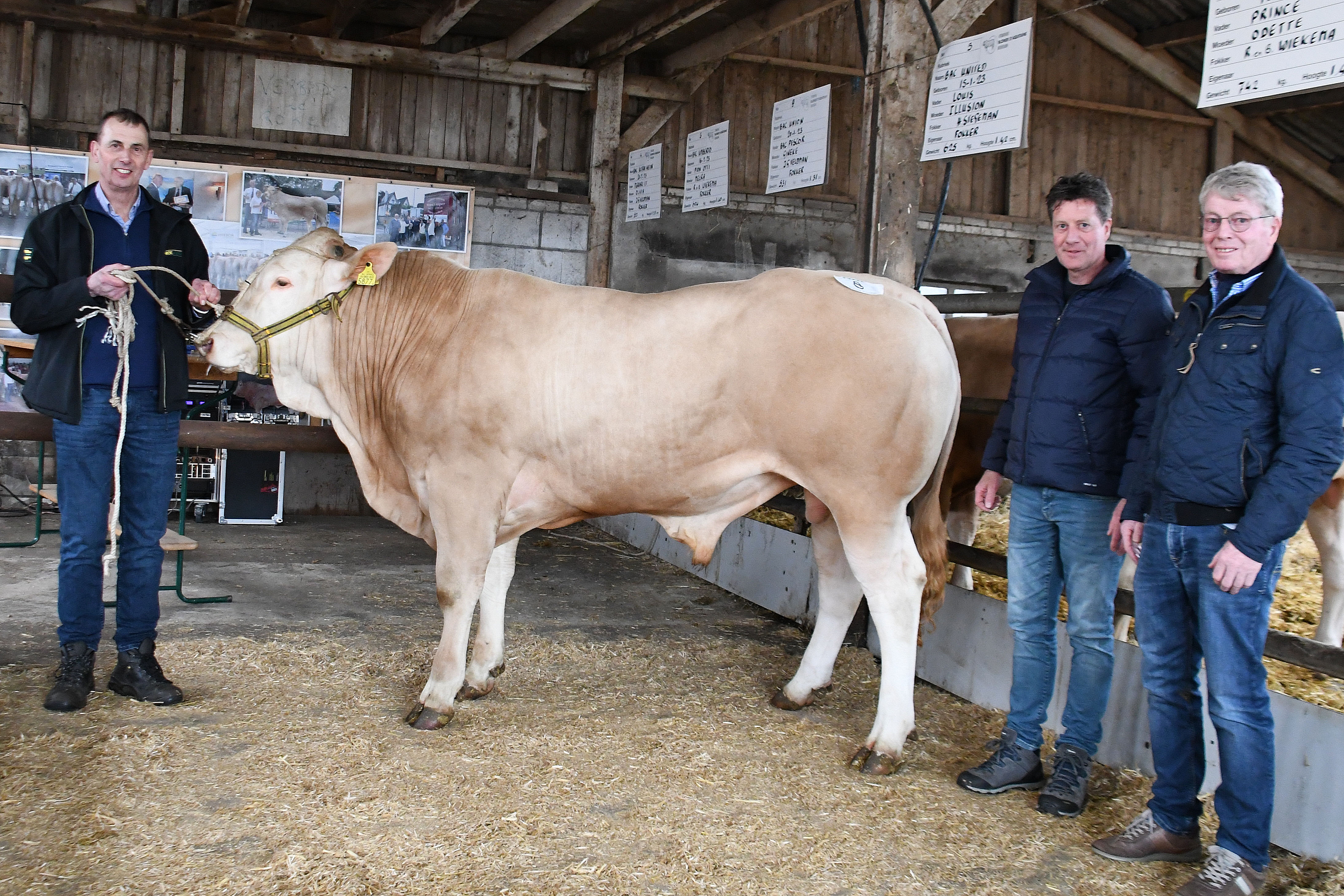 Gretige kopers op de BAC-veiling in Laren