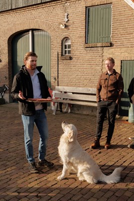 Philippe Lutke Veldhuis toont de hamburgers