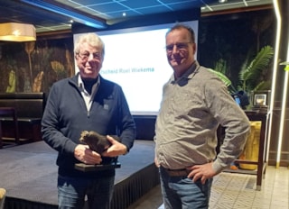Roel Wiekema ontvangt cadeau van Harm Kip
